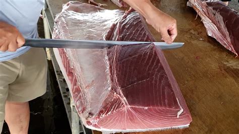 300kg 10000 Giant Bluefin Tuna Cutting For Making Luxurious Sashimi