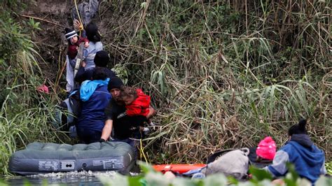 Migrantes siguen cruzando la frontera con México pese a detenciones