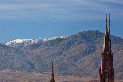 Jaime Ramos Méndez Cerro El Patamban nevado y aguja neogótica y torres