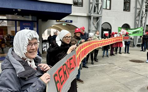 Nede på stasjonen besteforeldre for en ansvarlig