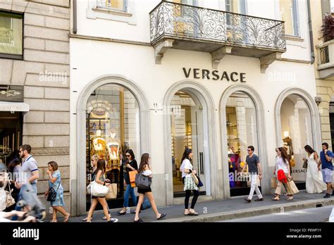 Via Montenapoleone a Milano lo shopping di lusso street con i più