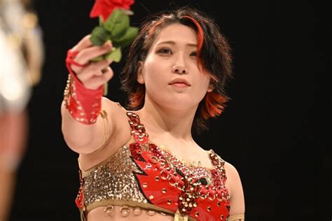 「めっちゃ色っぽい！」スターダム林下詩美の穴あき“ヒョウ柄水着”姿にファン歓喜！「なんて美しい女性なんだ」｜ニフティニュース