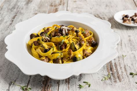 Ricetta Tagliatelle Al Sugo Di Funghi Salsiccia E Zafferano