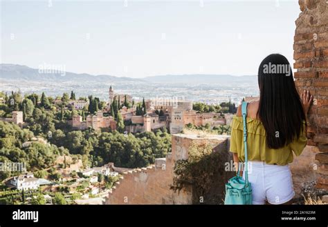 Vista Trasera De Una Mujer Joven Mirando La Alhambra Fotograf As E