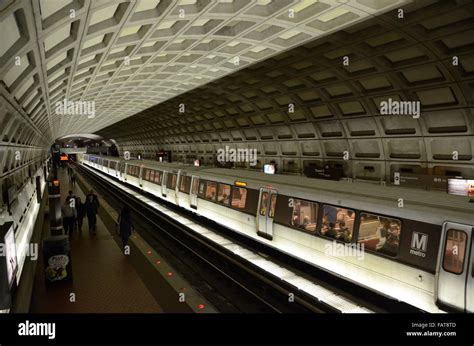 Dupont Circle Washington Metro Trains Ceilings Usa Stock Photo Alamy