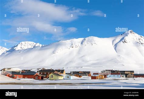 Ny alesund research station hi-res stock photography and images - Alamy