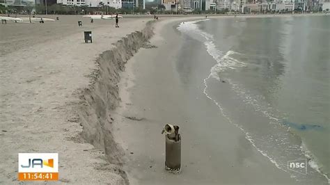 Vídeo VÍDEO praia central de Balneário Camboriú tem registro de