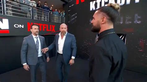 VÍdeo Seth Rollins E Cm Punk Trocam Empurrões Durante Pré Show Do Wwe