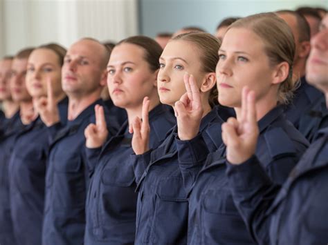 42 nowych policjantów ślubowało strzec porządku i bezpieczeństwa