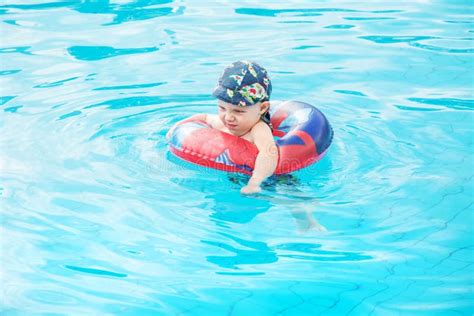 Le Petit Gar On Nage Enfant Gai Sautant Dans La Piscine En Cercle