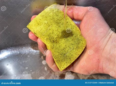 Esponja En Mano Con Detergente Y Espuma Mientras Lava El Fregadero En