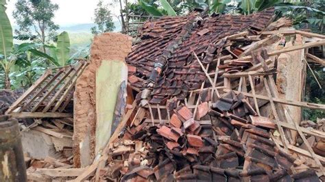 Garut Digoyang Gempa Bumi Empat Kali Dalam Sejam Satu Rumah Di