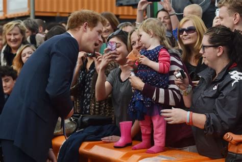 Photos Le Prince Harry Aux Petits Soins Avec Les Enfants Public Fr