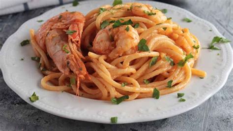 Spaghettis aux crevettes et à la sauce tomate un plat élégant et riche