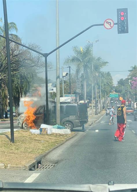 Veja vídeo carro pega fogo em plena avenida Antônio Carlos na