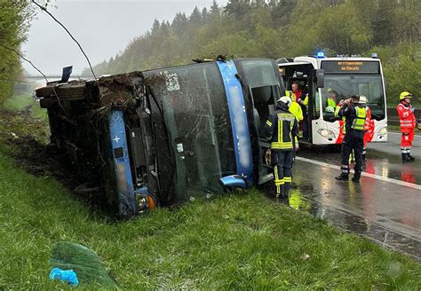 Unfall Auf A Reisebus Kippt Um Zahlreiche Jugendliche Verletzt Gmx