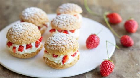 Meringue Roulée aux fraises et aux amandes Toutes Recettes