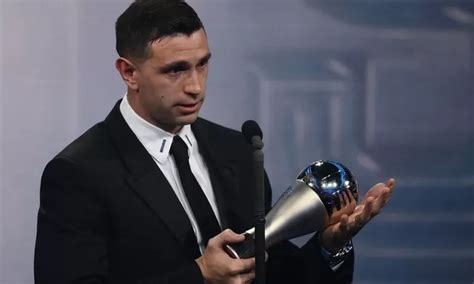 The Best Dibu Martínez conquistó el premio de la FIFA a mejor