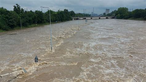 Hochwasser Alarm In Baden Württemberg Ausfälle Im Zugverkehr Auch