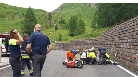 Passo Rolle 67enne Tedesco In Moto Contro Il Muro Al Ponte Delle Fosse