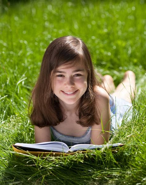 Livro De Leitura Da Menina Ao Ar Livre Foto De Stock Imagem De Menina