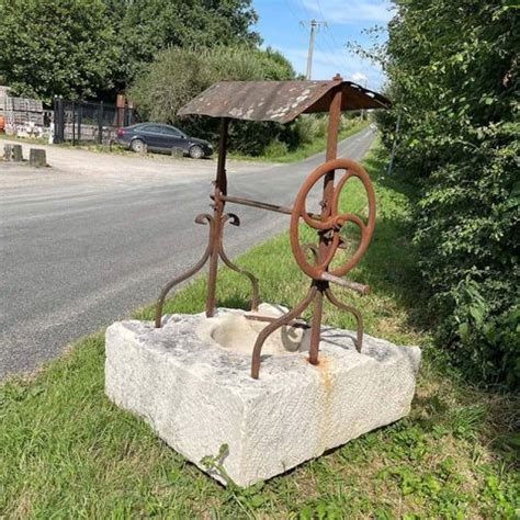 Puits en pierre ancien avec sa ferronnerie BCA Matériaux