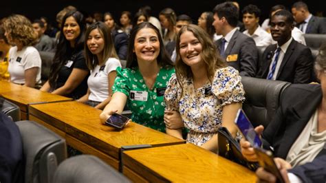 Sessão solene em homenagem à Igreja lota o plenário da C a