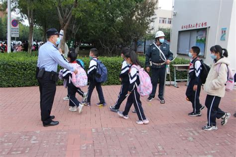 警察蜀黍就位！津南公安：站好护学岗 温暖上学路澎湃号·政务澎湃新闻 The Paper