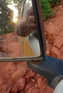 Em estrada de terra esburacada ir e vir é castigo para moradores