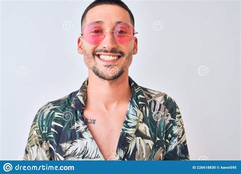 Joven Y Guapo Hombre Vestido Con Camiseta De Verano Hawaiana Y Gafas De