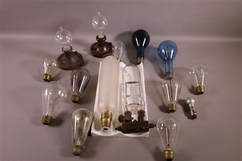 COLLECTION OF VINTAGE LIGHTBULBS - Redlands Antique Auction