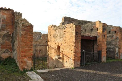 VII 9 42 Pompeii December 2018 Looking Towards South Entrance Of