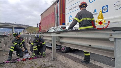 Foto Schianto Sul Raccordo Camion Travolge Auto