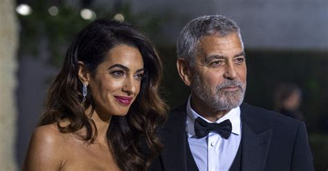 Amal Clooney en décolleté sublime au bras de George Julia Roberts