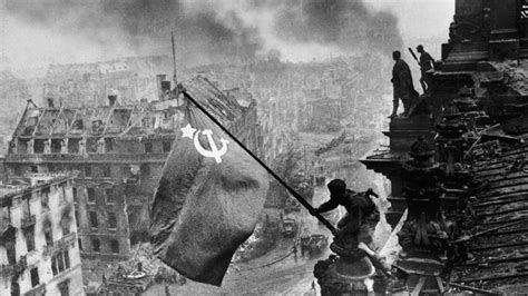 La Verdadera Historia Detras De La Icónica Foto De La Bandera Soviética En El Reichstag Infobae