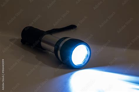 LED Taschenlampe Macht Blauen Leuchtkegel Stock Photo Adobe Stock