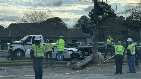 Car crash knocks out power in Virginia Beach | WAVY.com