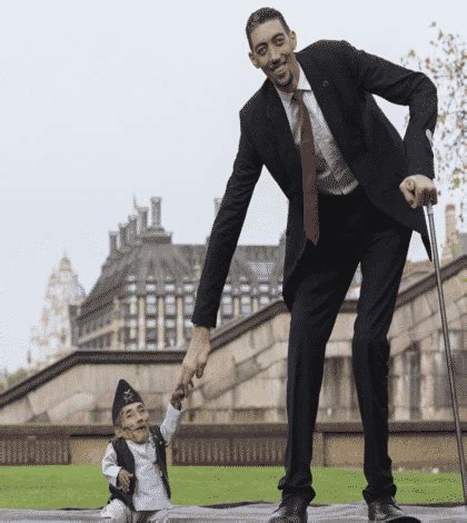 World's tallest and shortest man meet - Kiwi Kids News