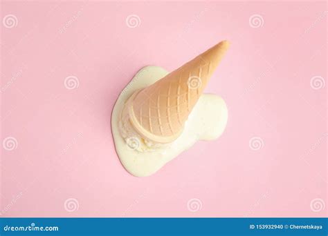 Gelado Derretido De Baunilha No Cone Da Bolacha No Fundo Cor De Rosa