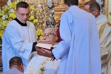 Padre passa mal em altar durante missa de Páscoa na Catedral Basílica