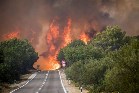 Slobodna Dalmacija Udar groma zapalio planinski vrh Sv Rok požar se