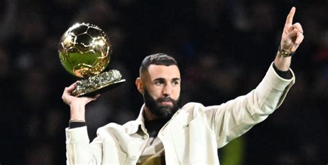 Karim Benzema Présente Son Ballon Dor Aux Supporters Lyonnais à La Mi