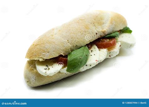 Baguette Del Tomate De La Mozzarella Con La Albahaca Aislada En El