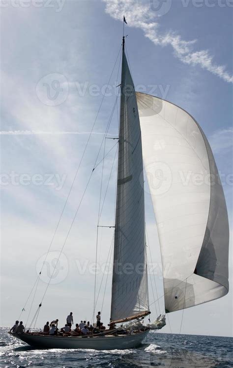 sailing boat race 8934006 Stock Photo at Vecteezy