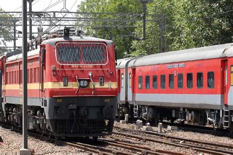 यात्रीगण कृपया ध्यान दें होली को लेकर Railway ने किया 540 स्पेशल