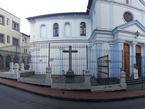 Ecuador Un Hermoso Pa S Andino La Calle De Las Cruces En Quito