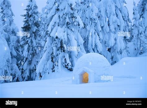 Eskimo igloo hi-res stock photography and images - Alamy