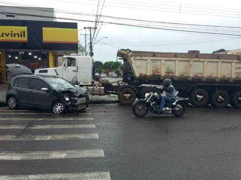 G Acidente Entre Carro E Caminh O Deixa Tr Nsito Lento Na Capital De