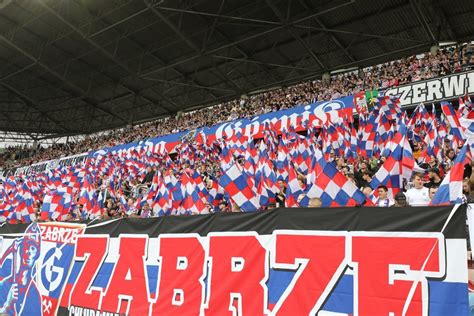 Deszcz serpentyn i las flag kibiców Górnika Zabrze na meczu z ŁKS Łódź