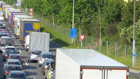 Stau Alarm Nach Lkw Crash Auf Wiener Tangente Oe24 At